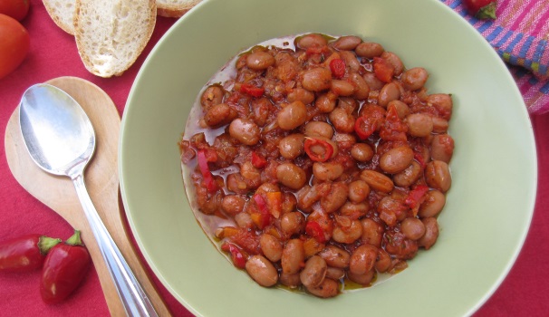 Servite i vostri Frijoles Borrachos ben caldi, magari accompagnati con delle bruschette di pane.
 