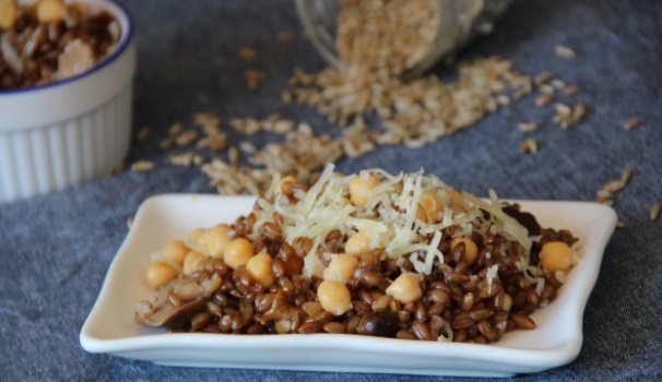 Tirate fuori dal frigo almeno 10 minuti prima e servite la vostra deliziosa insalata di farro fredda.