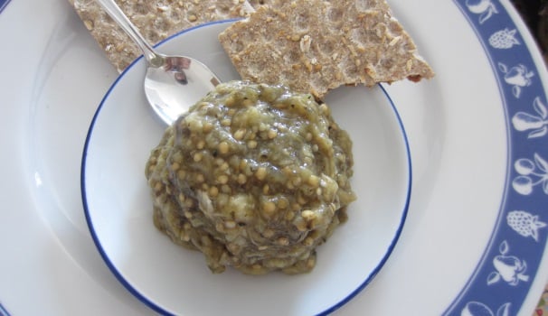 Servite il baba ganush come antipasto insieme a del pane arabo oppure ad altro tipo di pane.