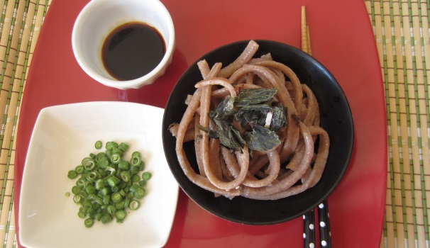 Servite la cha soba cosparsa con l’algha nori, la salsa sobe, oppure la salsa di soia, e il cipollotto fresco.