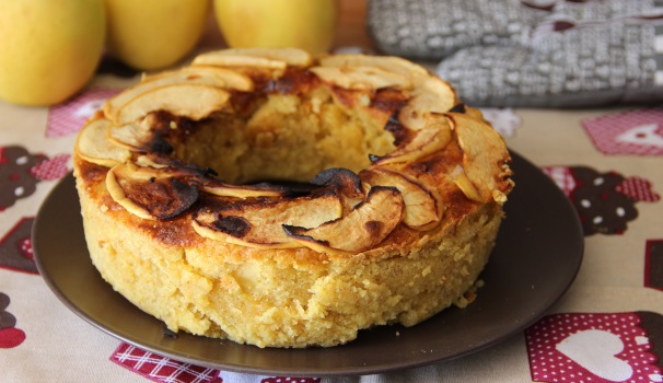 Fate raffreddare e servite il vostro delizioso ciambellone di mele e ricotta con una buona tazza di tè, latte o altra bevanda che preferite.