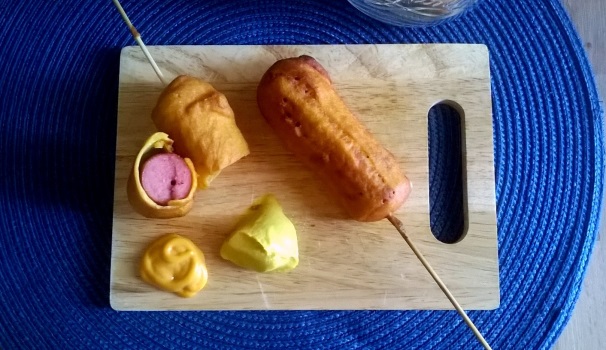 Scolateli, riponeteli qualche istante su della carta assorbente da cucina e servite subito i vostri corn dogs ben caldi.