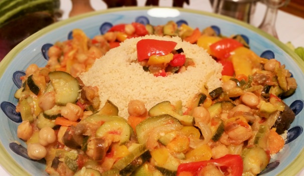 Il cous cous vegetariano è pronto per essere servito.