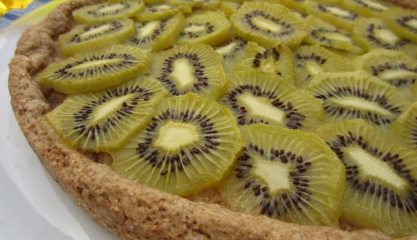 A questo punto non vi resta che tagliare la crostata di kiwi a fette e servirla, come fine pasto, a colazione o a merenda: sarà sempre deliziosa!