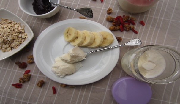 Dopo almeno quattro ore, tirate fuori dal frigo un vasetto del vostro yogurt e gustatelo come preferite, da solo o con altri ingredienti. Io l’ho scelto per la colazione e l’ho arricchito con fiocchi d’avena e fettine di banana. Davvero buonissimo!