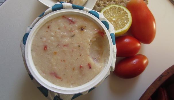 A questo punto il formaggio vegano con pomodori secchi è pronto per essere gustato.