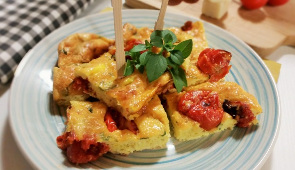 Sfornate e lasciate intiepidire prima di servire la frittata di pomodori al forno.