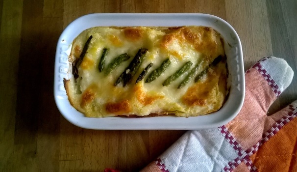 Le vostre lasagne agli asparagi sono pronte quando saranno diventate dorate in superficie. Non vi resta che tagliarle e servirle.