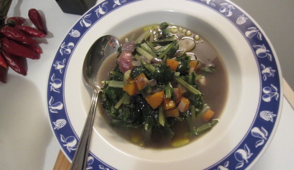 Condite la zuppa di bietole con un filo di olio crudo e servitela calda o tiepida, magari accompagnata con dei crostini di pane fatti in casa.