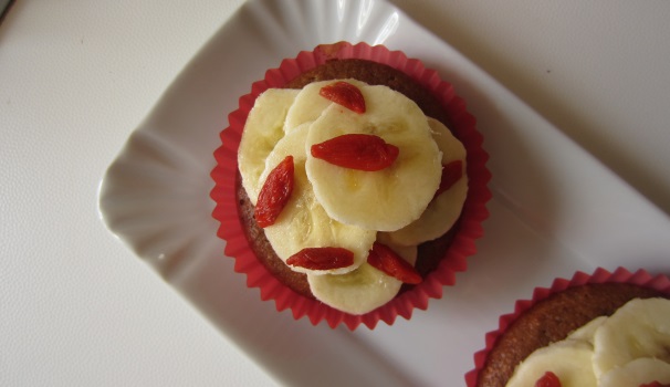 Versate sopra qualche goccia di miele e servite i vostri muffin con banane e bacche goji.
 