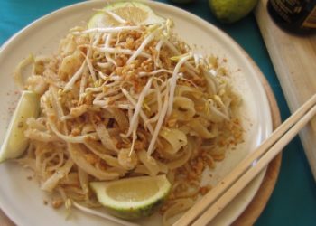 Impiattamento finale: pad thai ricetta facile