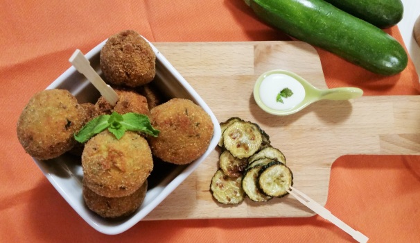 Servite subito le vostre polpette di zucchine ben calde.