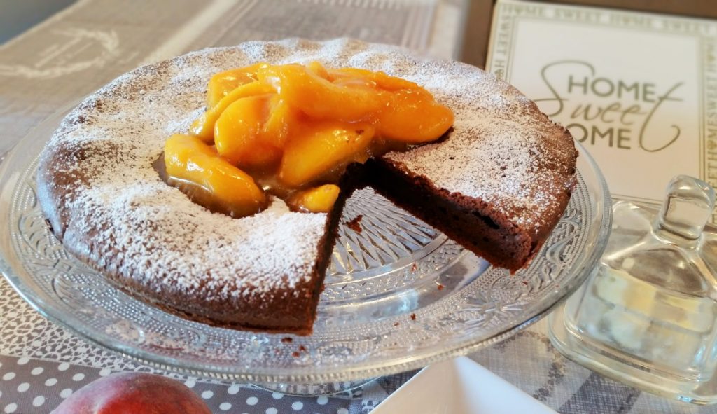 torta al cioccolato con pesche caramellate