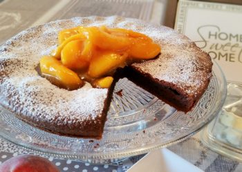 torta al cioccolato con pesche caramellate