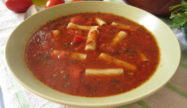 Servite la zuppa di pomodoro ancora calda.