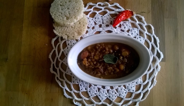 La zuppa di farro e legumi è pronta per essere servita in tavola.