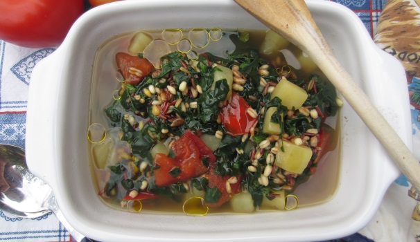 Il minestrone di farro e verdure è pronto da gustare!