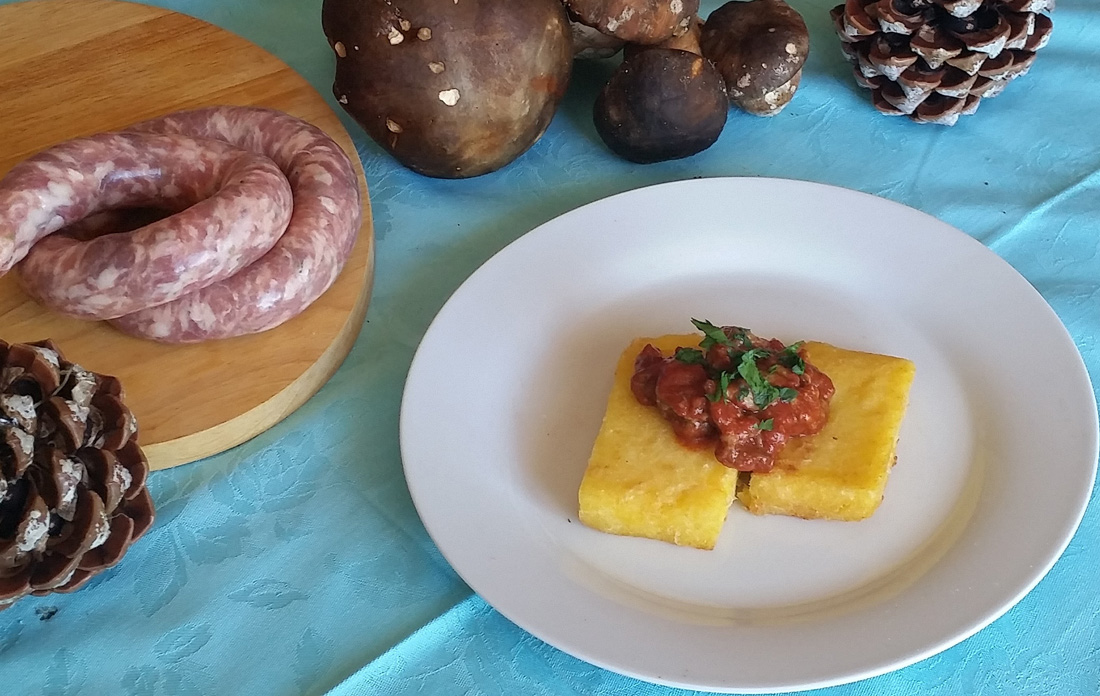 Polenta fritta con sugo di porcini e salsiccia