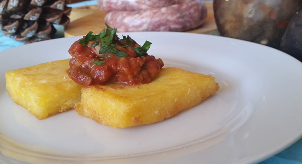 Componete il piatto e servite  la vostra deliziosa polenta fritta con sugo di porcini e salsiccia.