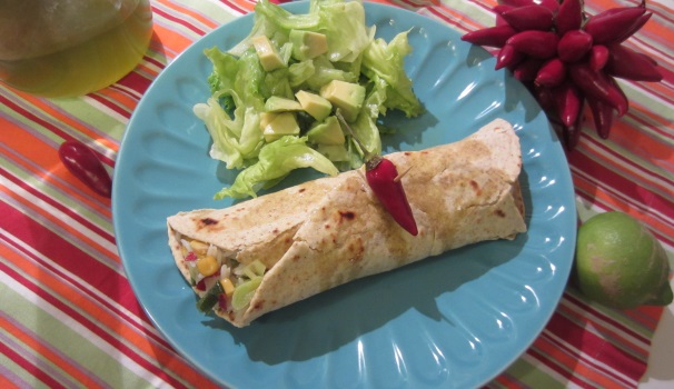 Servite i vostri burrito con riso, mais e jalapeno accompagnati con dell’insalata e con dell’avocado a pezzetti.