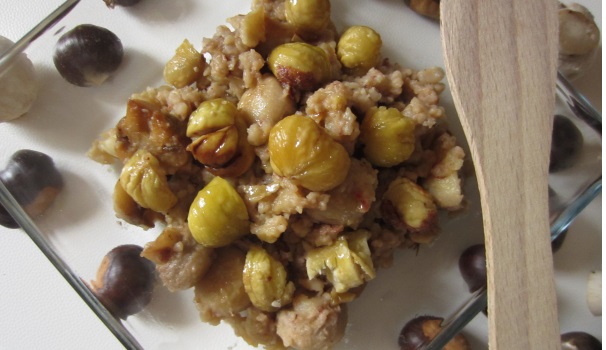 Le castagne in umido con i funghi sono pronte da gustare, servitele ben calde.