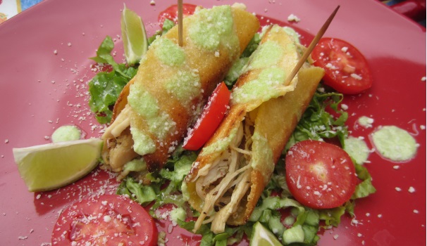 Condite con la salsa di avocado, quindi aggiungete il formaggio e il  peperoncino. Servite subito i vostri flautas ben caldi.