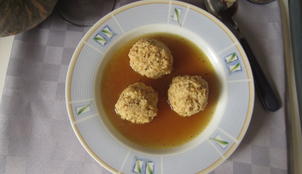 Servite subito la minestra mariconda ben calda, magari cosparsa con del pepe e del Grana Padano grattugiato.