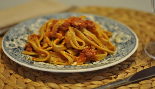 Ed ecco il risultato finale della nostra pasta fatta in casa senza glutine, servita con un classico ragù alla bolognese