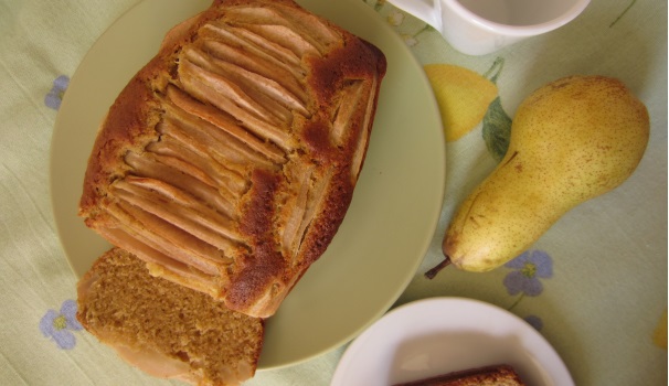 Servite il plumcake alle pere tiepido oppure freddo, come preferite.