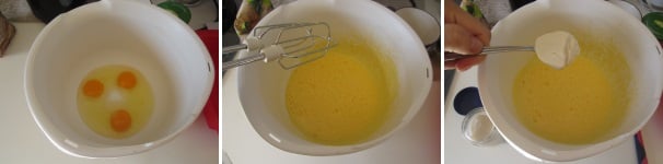 Versate le uova in una ciotola alta. Usate le fruste elettriche per sbattere le uova fino a creare una crema gonfia e spumosa. Aggiungete lo yogurt e rimescolate delicatamente con una spatola di silicone per unire bene i due ingredienti senza sgonfiare il composto.
 