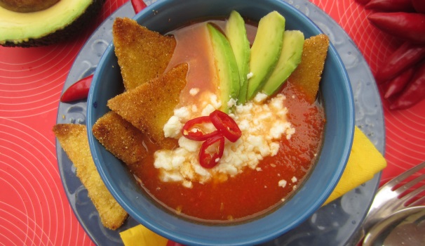 La sopa de azteca è pronta per essere servita in tavola, una vera delizia per gli occhi e per il palato!