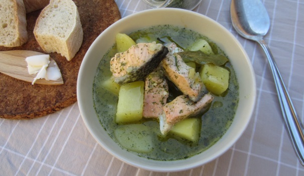 Servite la zuppa di salmone ben calda.