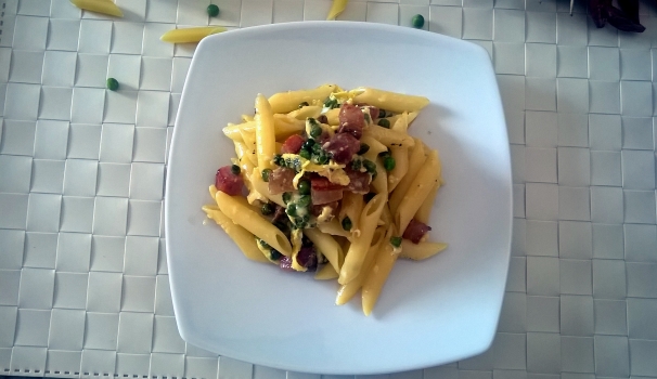 La carbonara di piselli è pronta per essere servita.