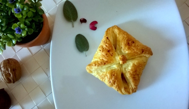 I fagottini dolci con frutta secca e rum sono pronti per essere gustati.