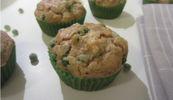 Servite i vostri muffin con piselli e cheddar ancora caldi oppure freddi, come preferite.