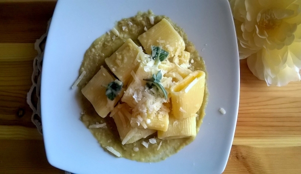 I paccheri burro e salvia su crema di ceci sono pronti per essere serviti in tavola.