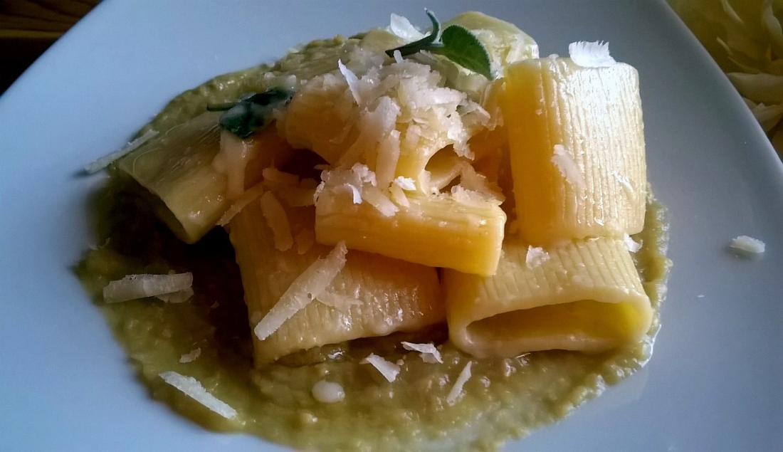 Paccheri burro e salvia su crema di ceci