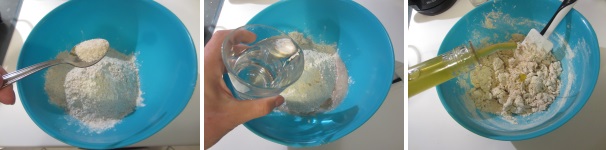 In una ciotola capiente unite la farina setacciata versata a pioggia e un cucchiaino di sale. Aggiungete poca alla volta l‘acqua, meglio se tiepida per sciogliere il sale, e rimescolate. Una volta versata tutta l’acqua, rimescolate nuovamente ed aggiungete l’olio.