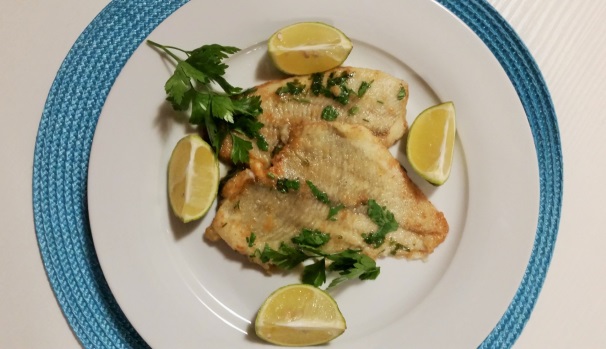 Servite le sogliole alla mugnaia subito con spicchi di limone e qualche ciuffo di prezzemolo.