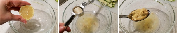 In una terrina spremete un limone per ricavarne il succo, eliminate gli eventuali semi, aggiungete uno spicchio d’aglio, precedentemente spellato e schiacciato con l’apposito utensile, e un cucchiaio di senape.