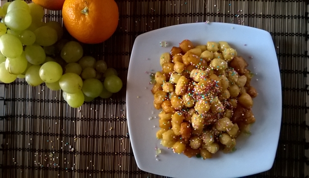 Gli struffoli sono pronti per essere serviti ai vostri ospiti.