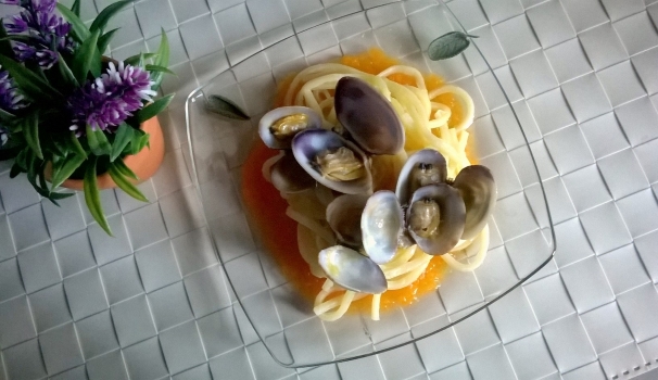 I vostri tagliolini alle vongole con crema di zucca aromatizzata al tartufo sono pronti per essere portati in tavola.