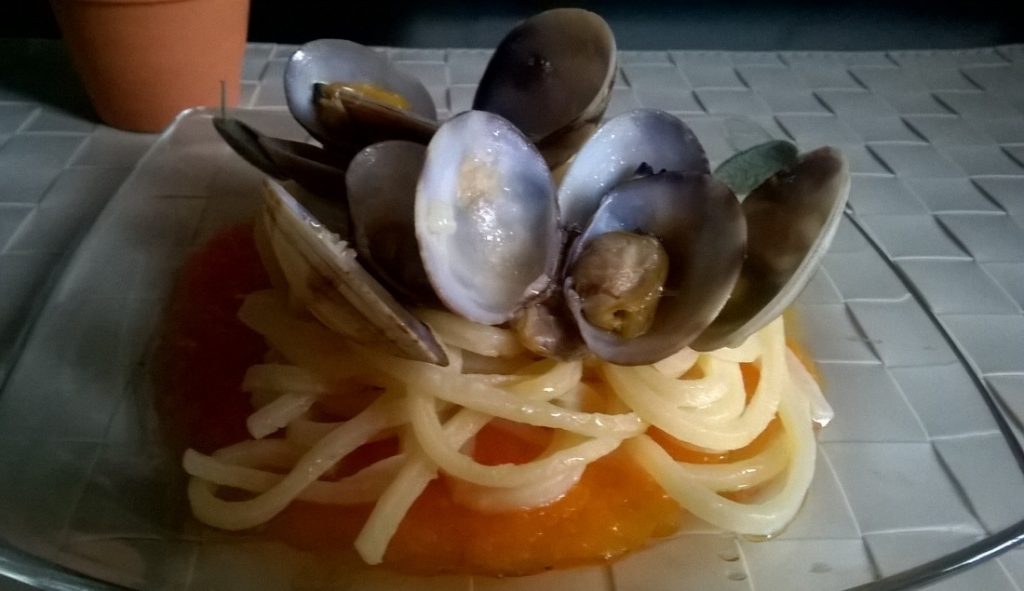 tagliolini con vongole su crema di zucca