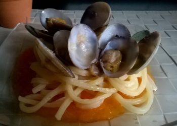 tagliolini con vongole su crema di zucca