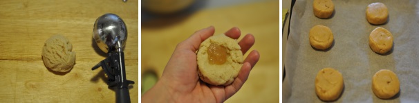 Con l’aiuto di una paletta da gelataio (ma anche di due cucchiai) prelevate l’impasto, create una fessura nel centro e mettete un cucchiaino di confettura. Chiudete con un pezzetto di frolla e cercate di rendere il biscotto il più omogeneo possibile. Infornate per 17 minuti.
 