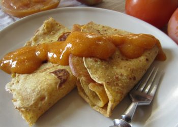 Crepes di farina di castagne con crema di cachi deliziose