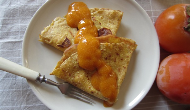 Servite subito le vostre deliziose crepes di farina di castagne con ricotta e crema di cachi.