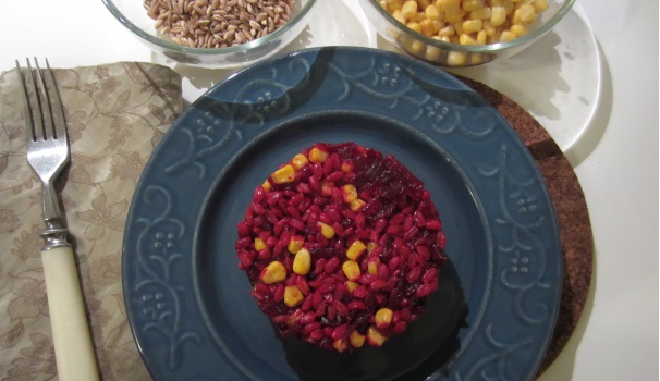 Servite il farro con barbabietole e mais croccante caldo oppure freddo, come preferite.