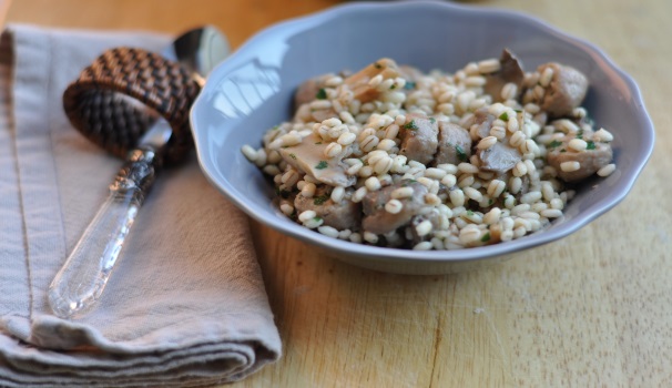 Ed ecco il nostro orzo con funghi e salsiccia pronto per essere servito.