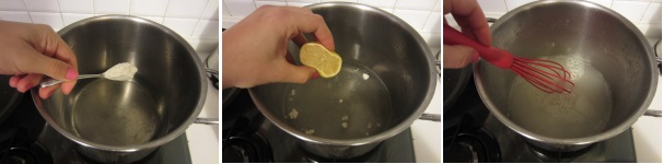 Versate l‘acqua fredda nella pentola. Aggiungete un cucchiaino di farina e il succo del mezzo limone. Mescolate con una frusta a mano fino ad ottenere un composto opaco.